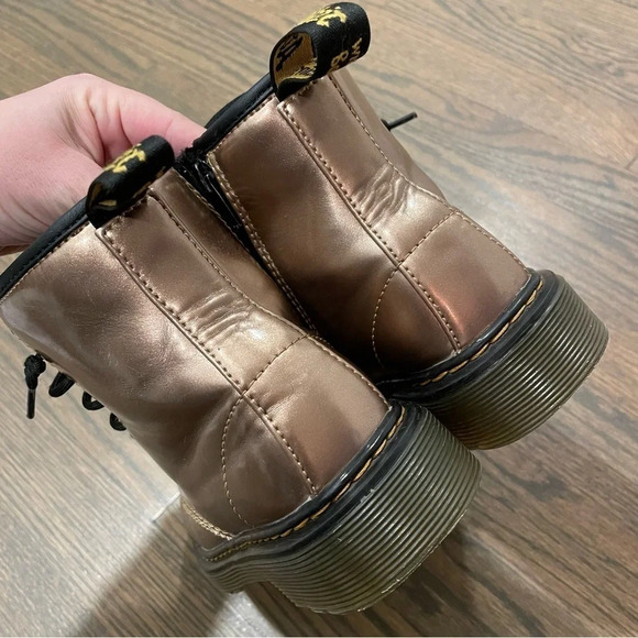 Dr.Martens Kids 1460 Boots vegan lace up boots ROSE GOLD CHROME PAINT METALLIC - Picture 13 of 16